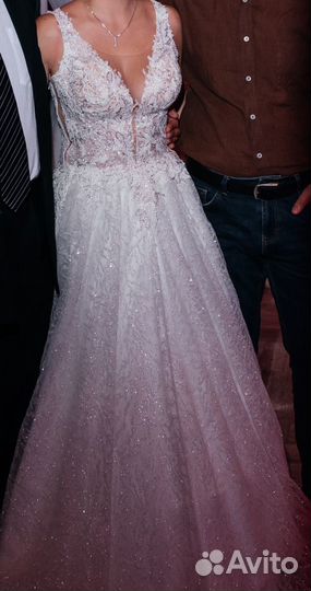 Свадебное платье со шлейфом 46
