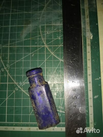 Небольшой пузырек из кобальтового стекла