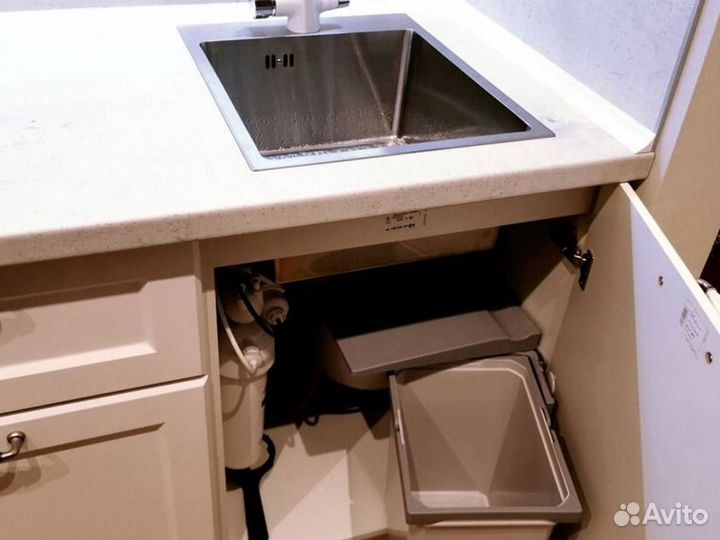 Кухонный гарнитур в стиле хай тек