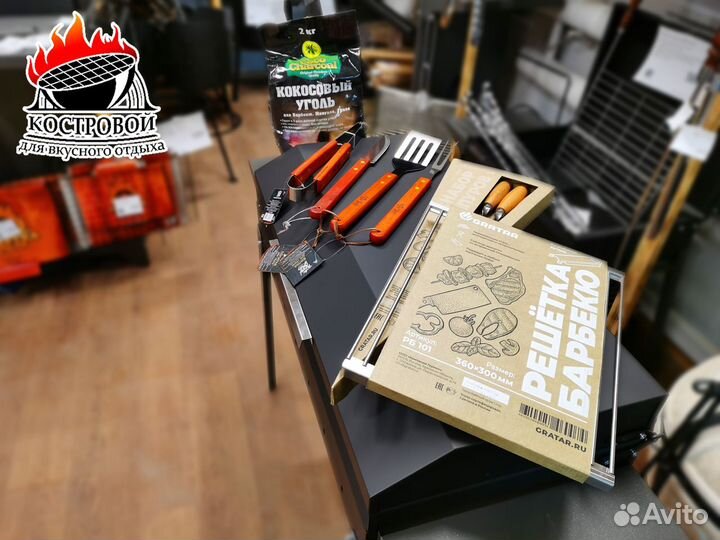 Мангал с крышкой,шампурами, решеткой и аксессуарам