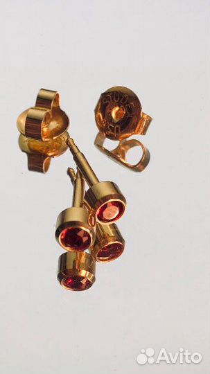 Прокол мочек ушей пистолетом