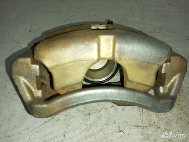 Суппорт передний левый Ниссан Примера P 12