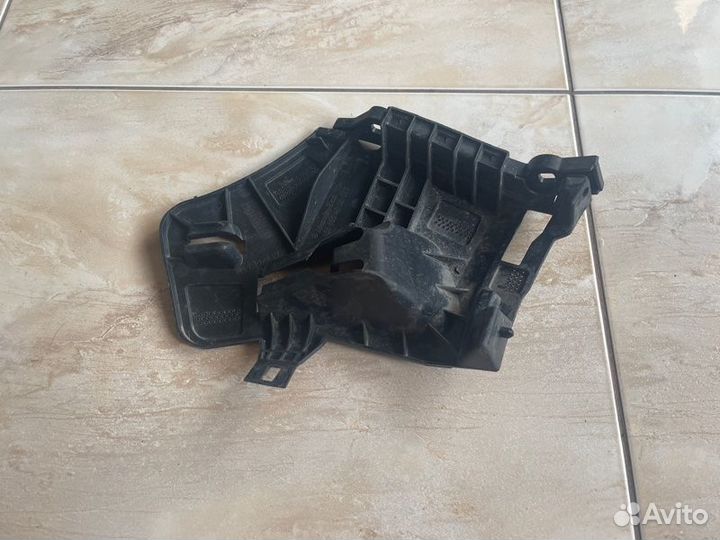 Кронштейн бампера передний правый Mercedes Gla