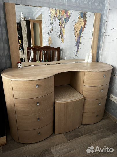 Туалетный столик с зеркалом