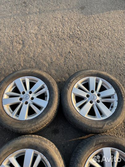 Комплект колес оригинал r16 на Нисан