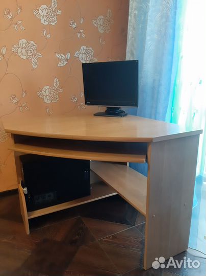 Угловой компьютерный стол
