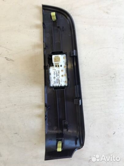 Кнопка стеклоподъемника задняя правая Toyota Camry