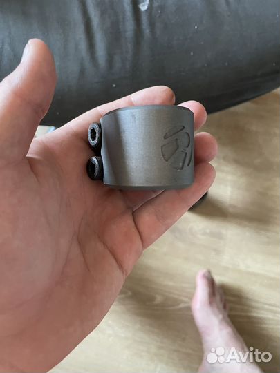 Зажим для трюкового самоката