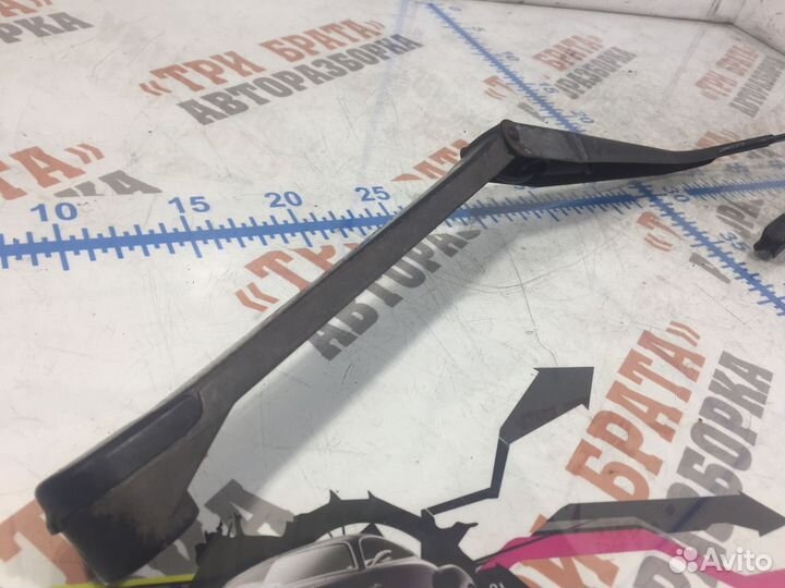 Тойота Камри Держатель дворника правый Прав