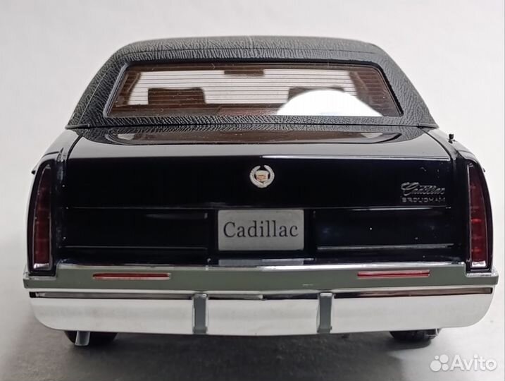 Cadillac Fleetwood Black 1:18 Xiaoguang Models