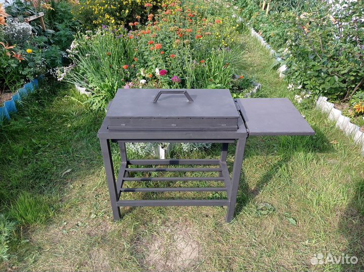 Мангал с крышкой и боковым столиком