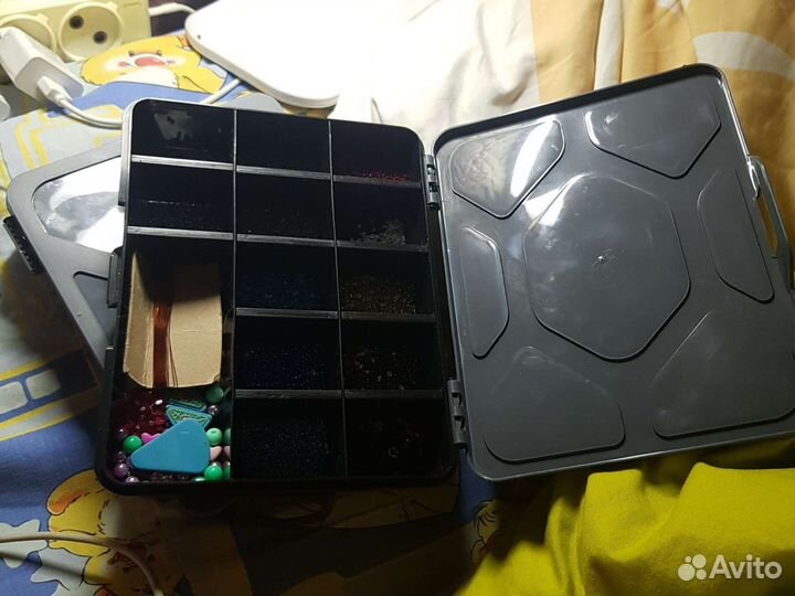 Продаю бисер с контейнерами