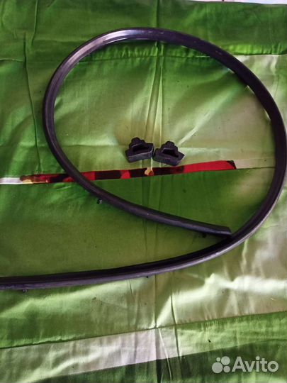 Уплотнитель капота Golf2