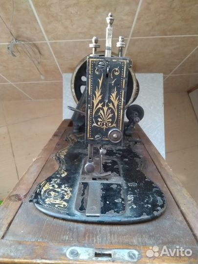 Антикварная ручная швейная машинка singer