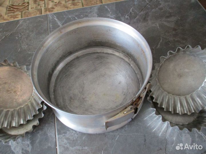 Бисквитница (форма для выпечки), кексницы и сито