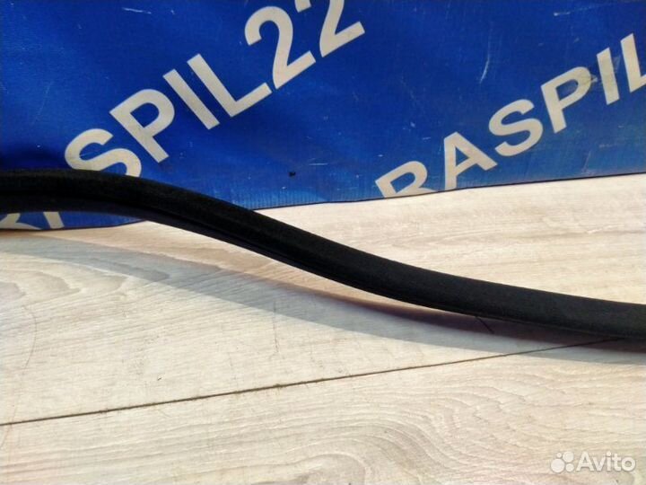 Уплотнитель дверного проема передний Mercedes-Benz