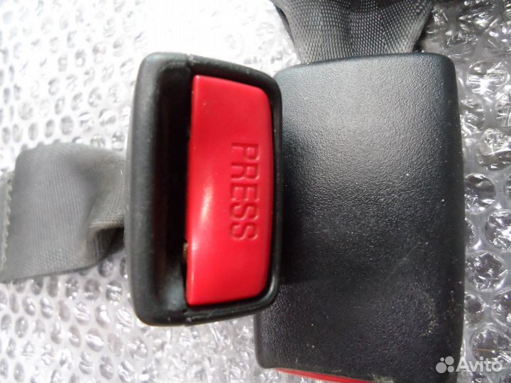 Застежка ремня безопасности заднего Toyota Caldina