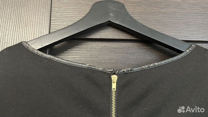 Чёрное платье со вставками из эко-кожи