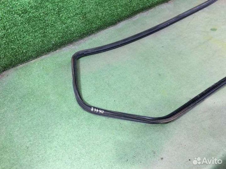 Уплотнительная резинка крышки багажника Subaru