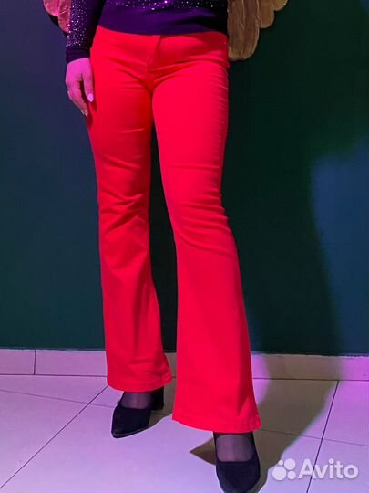 Джинсы клеш от колена