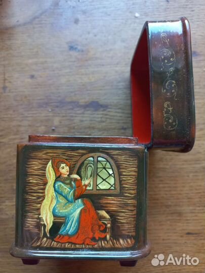 Шкатулка сундучок с перламутром (Федоскино)