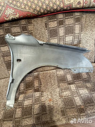 Крыло левое toyota avensis 2004