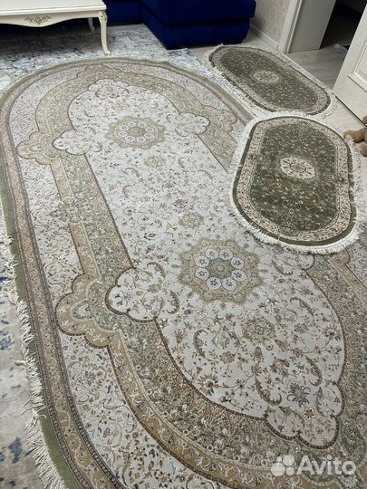 Ковер и два прикроватных коврика