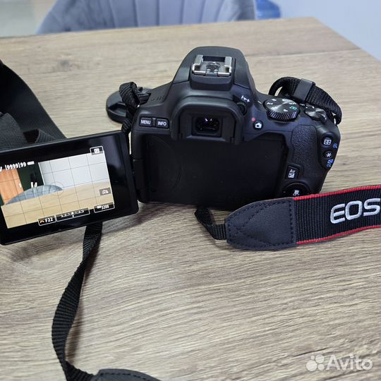 Зеркальный фотоаппарат Canon EOS250D