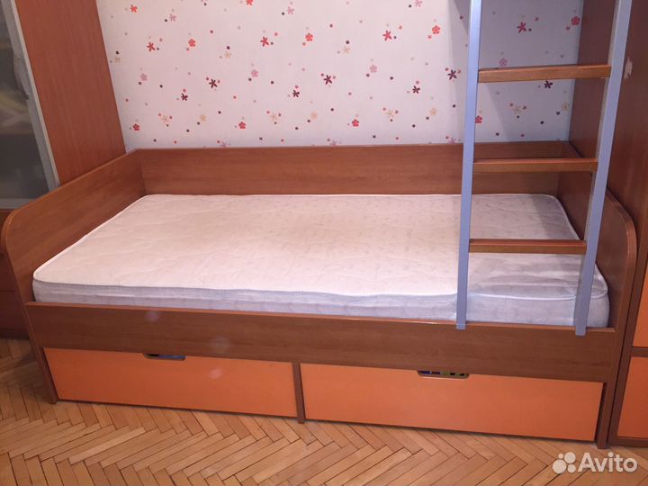 Двухъярусная кровать со шкафом