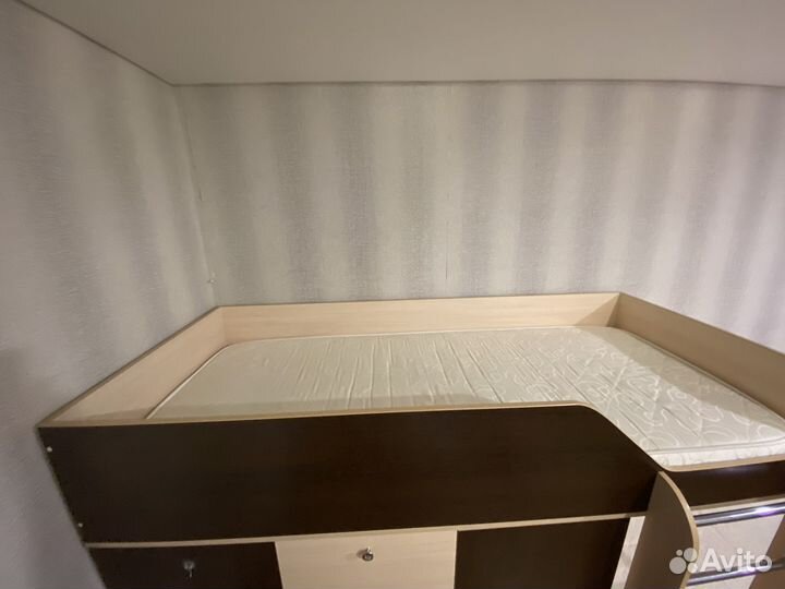 Двухъярусная кровать с матрасами