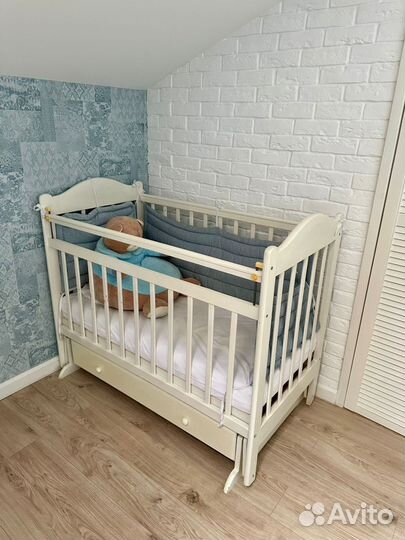 Детская кроватка с маятником белая