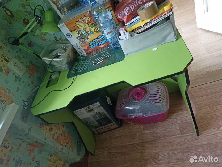 Стол письменный и полка