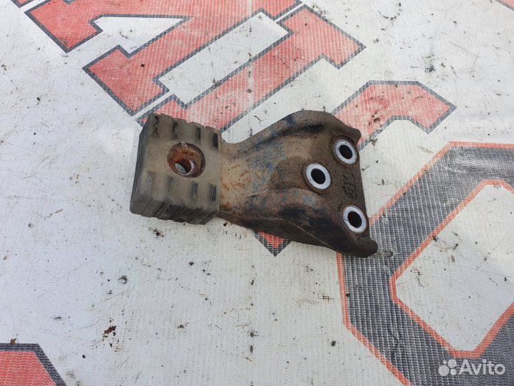 Кронштейн двигателя правый Mitsubishi Lancer CS1A