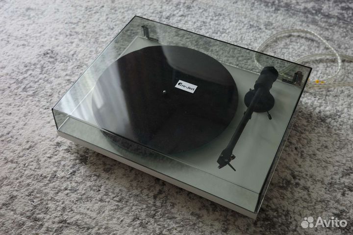 Виниловый проигрыватель Pro-Ject T1 Satin White
