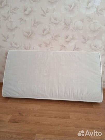 Детская кроватка с маятником