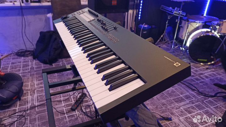 Novation Launchkey MK3 61 Midi клавиатура