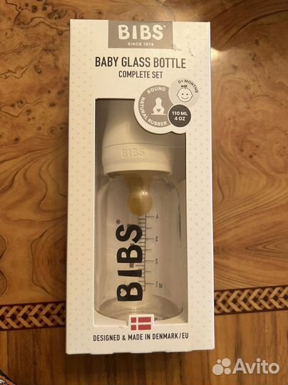 Детская бутылка и соска