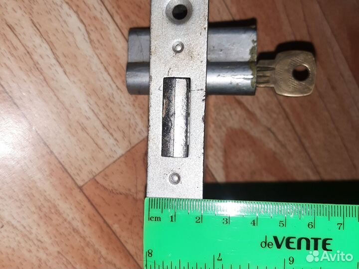 Замок дверной накладной