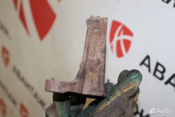 Кронштейн привода правый Ford Focus 2 1.6L