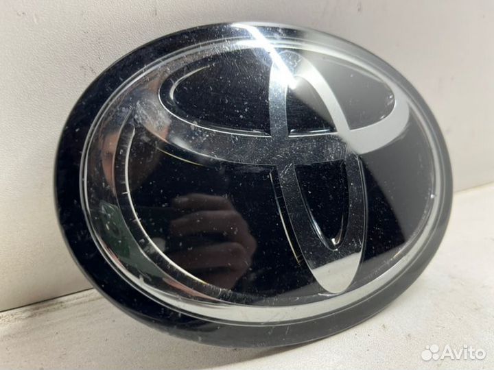 Эмблема передняя Toyota Camry V70 2018-2021