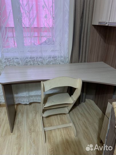 Школьная мебель (стол+шкаф)