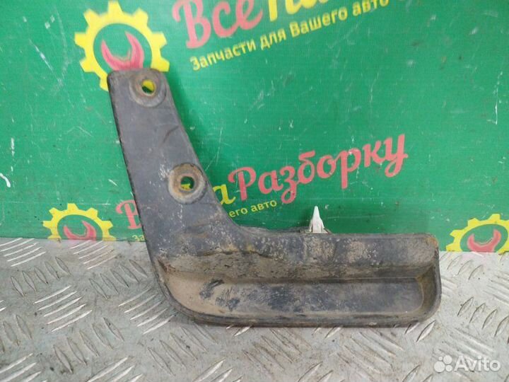 Брызговик передний правый Mitsubishi Lancer 10