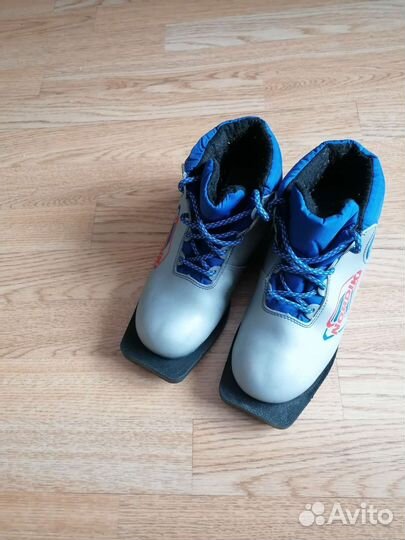 Коньки и лыжные ботинки