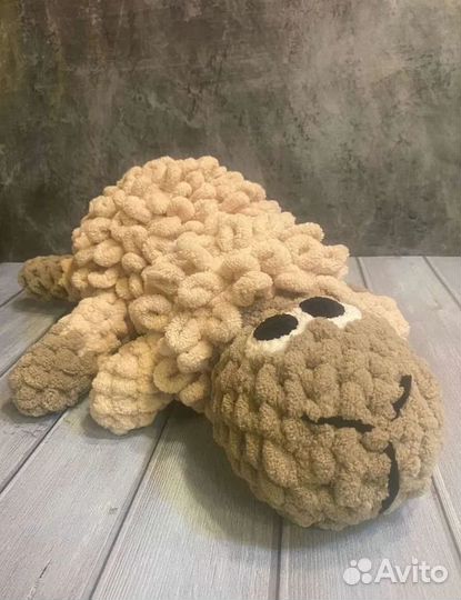 Вязаный барашек ручной работы из плюшевой пряжи