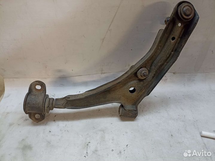 Передний нижний правый рычаг nissan sunny b14