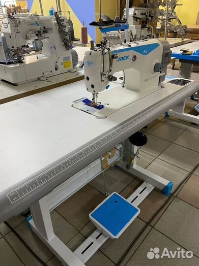 Прямострочка с обрезкой нитки Jk-A2-BC со столом