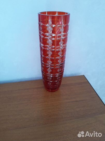 Ваза из красного стекла