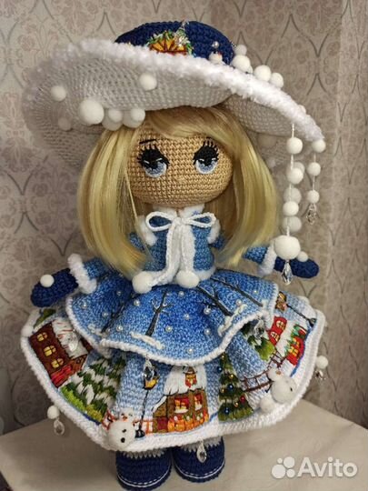 Вязаная интерьерная кукла