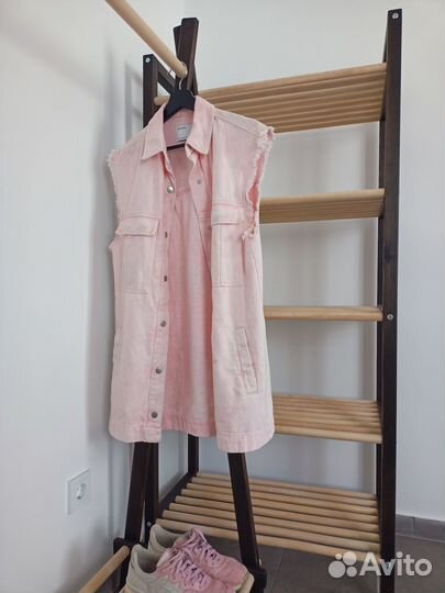 Деревянные стеллажи, вешалки напольные