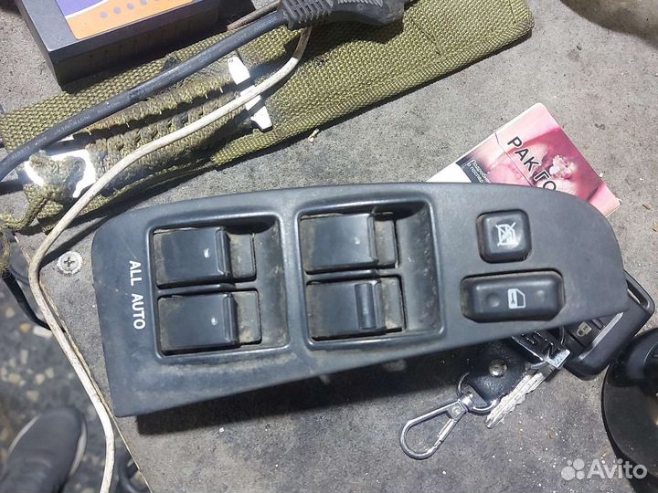 Блок управления стеклоподъемниками Toyota Avensis